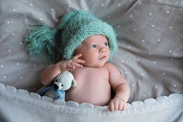 Симпатичный Новорожденный Теплой Шляпе Игрушкой Лежащей Кровати Вид Сверху — стоковое фото