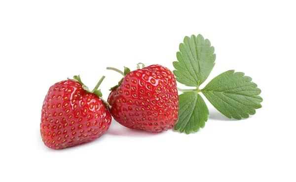 Fraises Mûres Fraîches Sucrées Avec Des Feuilles Vertes Sur Fond — Photo