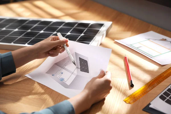 Mujer Trabajando Proyecto Casa Con Paneles Solares Mesa Oficina Primer —  Fotos de Stock