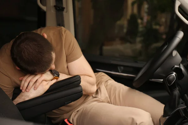 Уставший Мужчина Спит Своей Современной Машине — стоковое фото