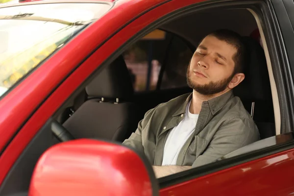 Hombre Cansado Durmiendo Coche Moderno —  Fotos de Stock