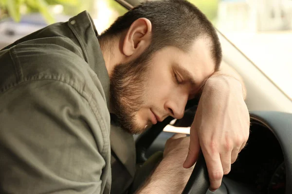 Cansado Homem Dormindo Volante Seu Carro — Fotografia de Stock