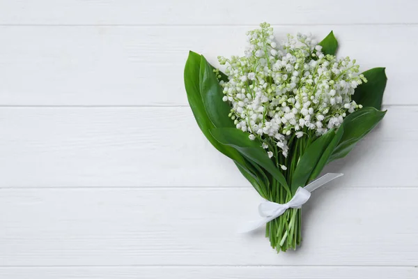 Piękna Lilia Doliny Kwiaty Białym Drewnianym Stole Widok Góry Miejsce — Zdjęcie stockowe