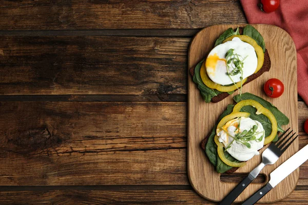 Köstliche Pochierte Eiersandwiches Auf Holztisch Serviert Flach Gelegt Raum Für — Stockfoto