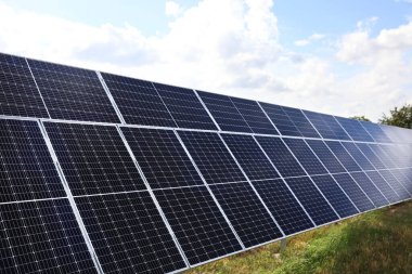 Güneş panelleri dışarı yerleştirildi. Alternatif enerji kaynağı