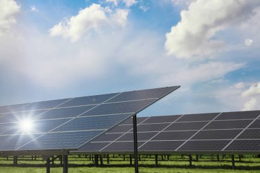 Güneş panelleri dışarı yerleştirildi. Alternatif enerji kaynağı