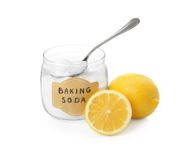 Beyaz arka planda kabartma tozu ve limon kesimi