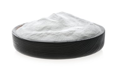 Tahta kabartma tozu tabağı beyaza izole edilmiş.