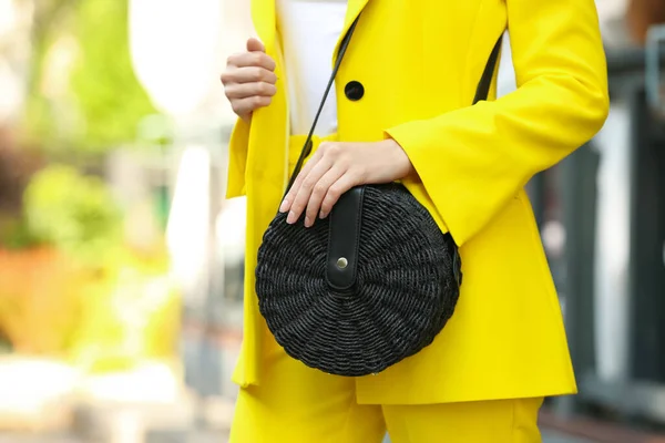 Mujer Joven Con Elegante Bolso Aire Libre Día Verano Primer — Foto de Stock