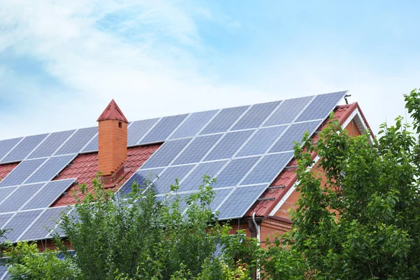 Casa Com Painéis Solares Instalados Telhado Fonte Energia Alternativa — Fotografia de Stock
