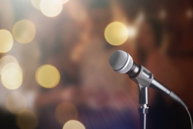Karaoke kulübünde modern mikrofon. Metin için boşluk