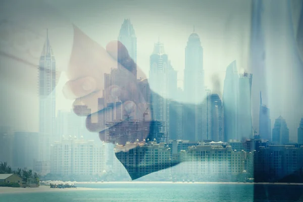 合伙人握手和城市的双重曝光 商业价值 — 图库照片