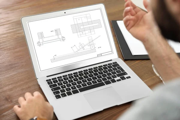 Man Ingenieur Werken Met Technische Tekening Laptop Binnen Close — Stockfoto