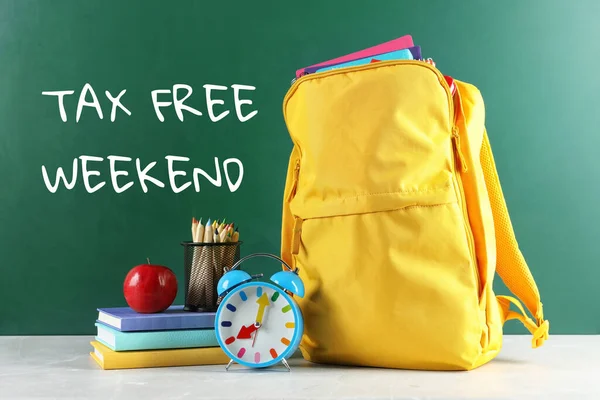 Hátizsák Iskolai Levélpapírral Szöveggel Tax Free Weekend Írva Táblára Osztályteremben — Stock Fotó