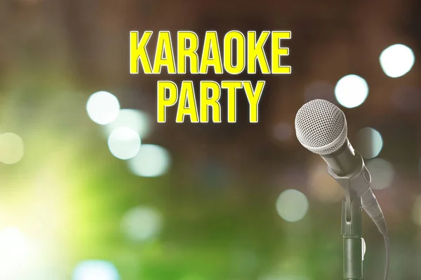 模糊背景下的现代麦克风和文本Karaoke Party — 图库照片