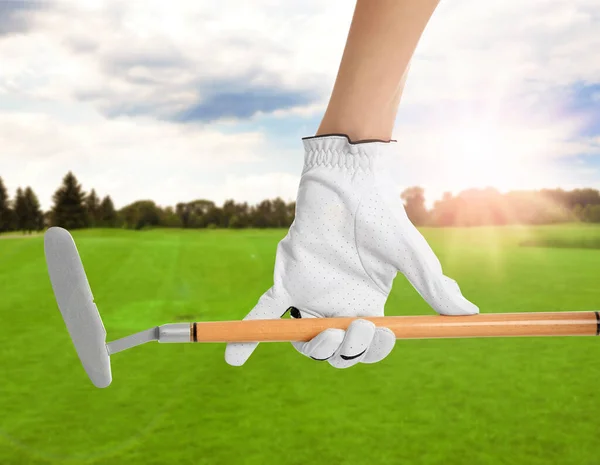 Jogador Segurando Clube Golfe Parque Dia Ensolarado Close — Fotografia de Stock