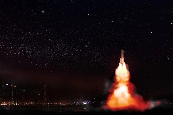 Запуск Ракеты Полете Ночной Городской Пейзаж Заднем Плане Космическая Миссия — стоковое фото
