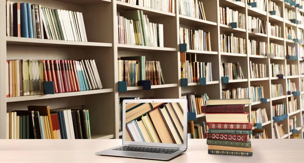 Concepto Biblioteca Digital Ordenador Portátil Moderno Mesa Estantes Con Libros — Foto de Stock