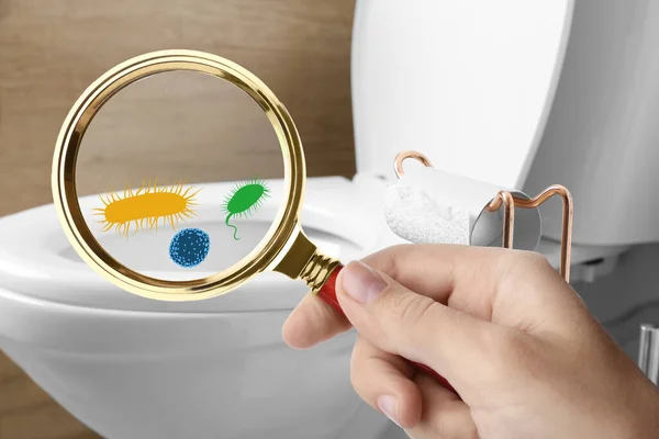 Vrouw Met Vergrootglas Detecteren Microben Toilet Kom Badkamer Closeup — Stockfoto