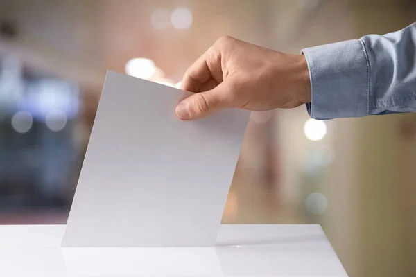 Homme Mettant Son Vote Dans Les Urnes Intérieur Gros Plan — Photo