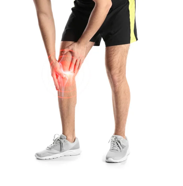 Seorang Pria Menderita Sakit Lutut Pada Latar Belakang Putih Menutup — Stok Foto