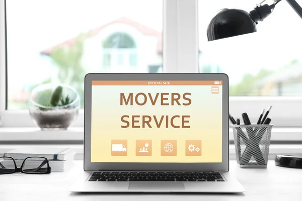Nowoczesny Laptop Frazą Movers Service Biurku Przy Oknie Domu — Zdjęcie stockowe