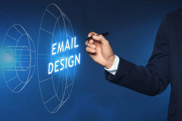 Geschäftsmann Zeigt Auf Phrase Email Design Auf Virtuellem Bildschirm Nahaufnahme — Stockfoto