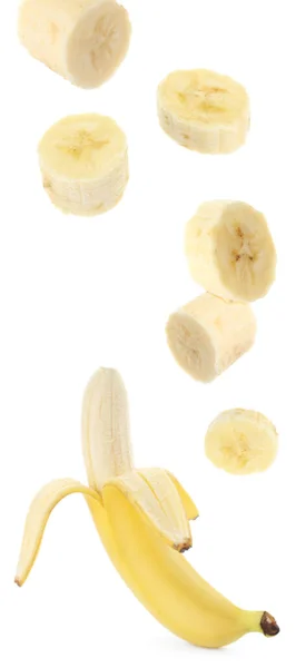 Conjunto Com Deliciosa Banana Madura Peças Caindo Sobre Fundo Branco — Fotografia de Stock