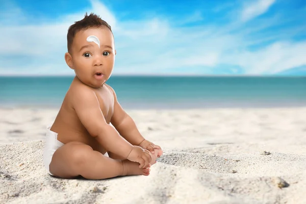 Adorabile Bambino Afro Americano Con Crema Solare Sul Viso Sulla — Foto Stock