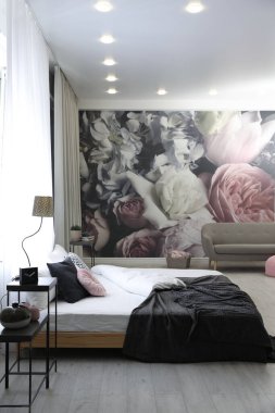 Büyük, rahat bir yatağı olan şık bir oda.