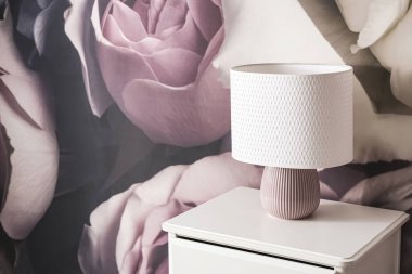 Duvar kağıdının olduğu beyaz komodinin yanında, mesaj için yer var. İçerisi şık.