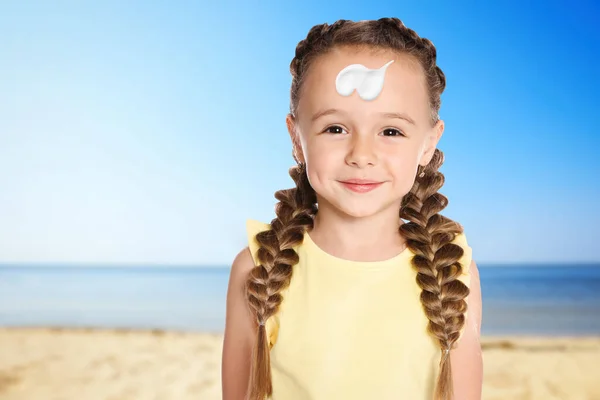 Чарівна Маленька Дівчинка Сонцезахисним Кремом Обличчі Піщаному Пляжі — стокове фото