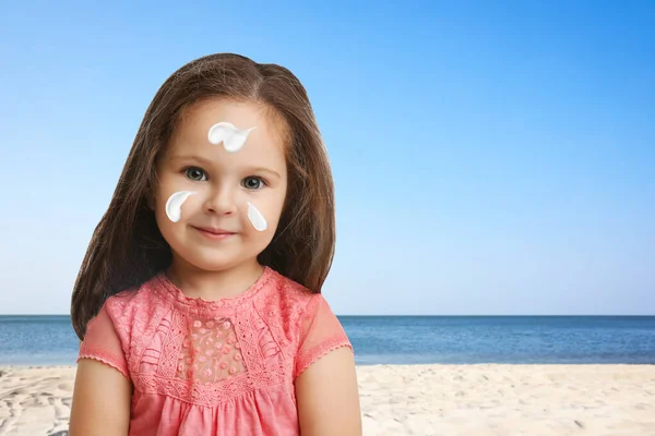 Adorable Petite Fille Avec Crème Protection Solaire Sur Visage Plage — Photo