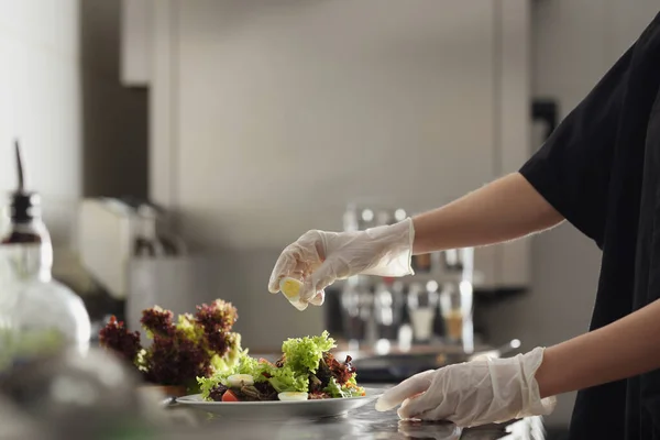 Kobieta Kucharz Gotowanie Smaczne Jedzenie Kuchni Restauracji Zbliżenie — Zdjęcie stockowe