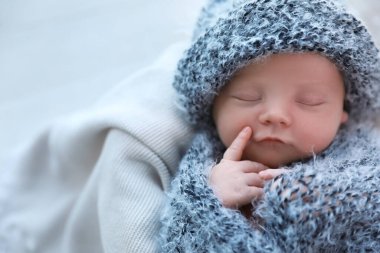 Sevimli yeni doğmuş bebek ekose üzerinde uyuyor.