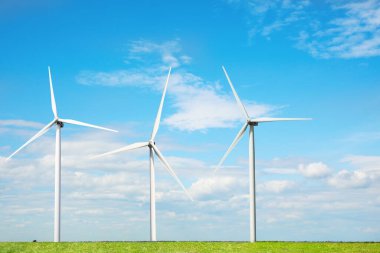 Alternatif enerji kaynağı. Rüzgâr türbinleri mavi gökyüzünün altında
