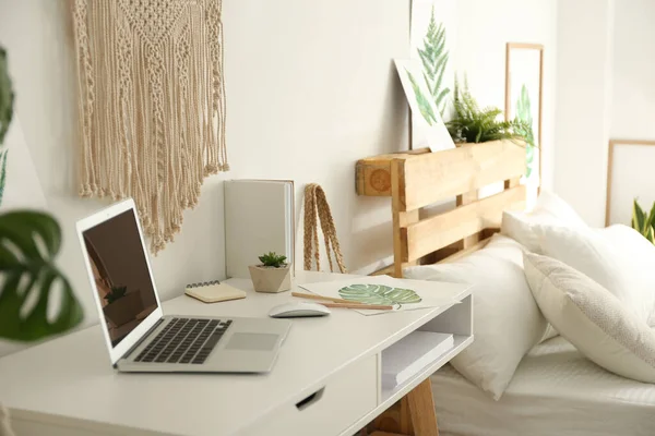 Intérieur Élégant Chambre Avec Lieu Travail Lit — Photo