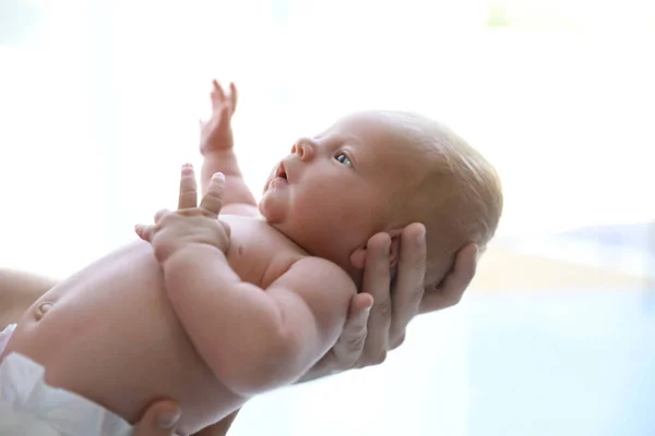 Ayah Menggendong Bayinya Yang Baru Lahir — Stok Foto