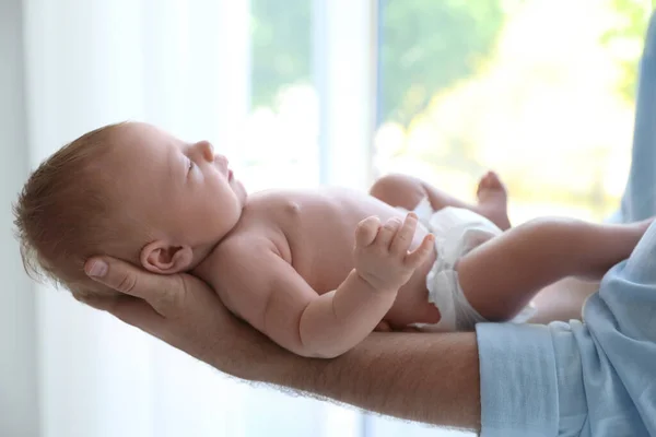 Padre Sosteniendo Bebé Recién Nacido Casa Primer Plano — Foto de Stock