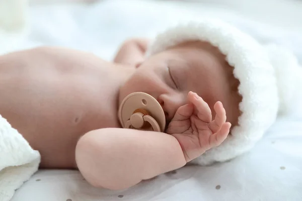Beyaz Örgü Şapkalı Şirin Bebek Yatakta Uyuyor Yakın Plan — Stok fotoğraf