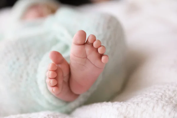 Novorozené Dítě Ležící Kostkované Detailní Záběr Nohy — Stock fotografie