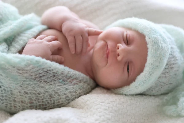 Милый Новорожденный Ребенок Теплой Шляпе Лежит Белой Клетке Крупным Планом — стоковое фото