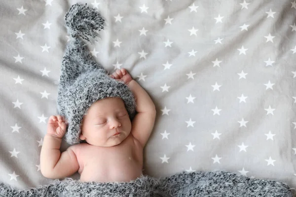 Lindo Bebé Recién Nacido Sombrero Caliente Durmiendo Cama Vista Superior — Foto de Stock
