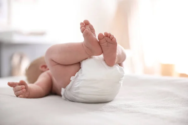 Söt Liten Bebis Blöja Liggande Sängen Rummet Närbild — Stockfoto