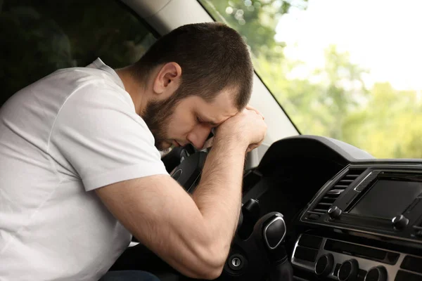 Moe Man Slapend Stuurwiel Zijn Auto — Stockfoto