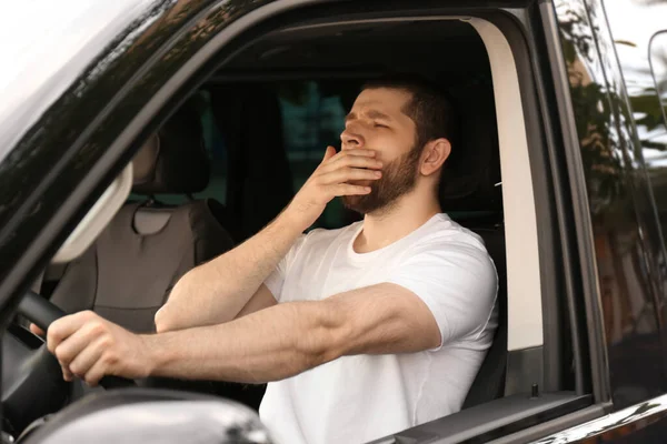 Hombre Cansado Bostezando Mientras Conduce Coche Moderno —  Fotos de Stock