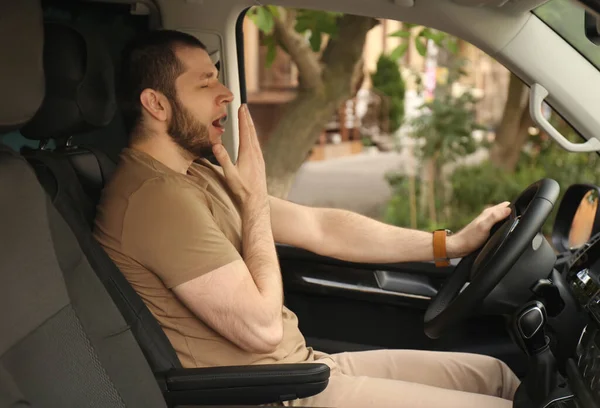 Κουρασμένος Άνδρας Χασμουριέται Ενώ Οδηγεί Σύγχρονο Αυτοκίνητό Του — Φωτογραφία Αρχείου