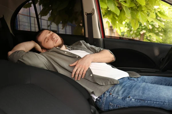 Hombre Cansado Durmiendo Coche Moderno —  Fotos de Stock