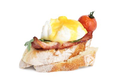 Benedict 'in taze nefis yumurtası beyaz üzerine izole edilmiş.