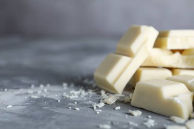 Açık gri masada nefis beyaz çikolata, yakın plan. Metin için boşluk